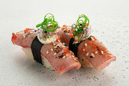 Суши с опаленным тунцом (2 шт)