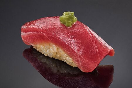 Тунец Блюфин с маринованным стеблем васаби