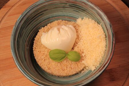 Киноа с яйцом пашот и пармезаном