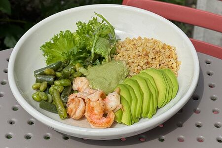 Боул с креветками, авокадо, эдамаме и булгуром