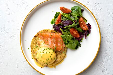 Картофельный драник с лососем и яйцом бенедикт