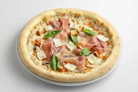 Пицца с сыровяленым окороком, бри и грибами