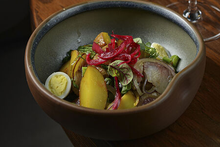 Соленая пелядь с молодым картофелем и красным луком