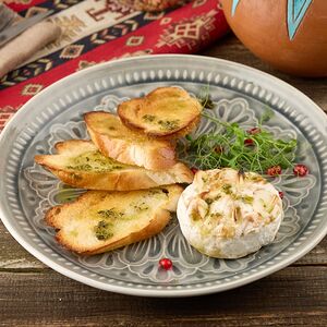 Запечённый камамбер с чесноком и хрустящей чиабаттой