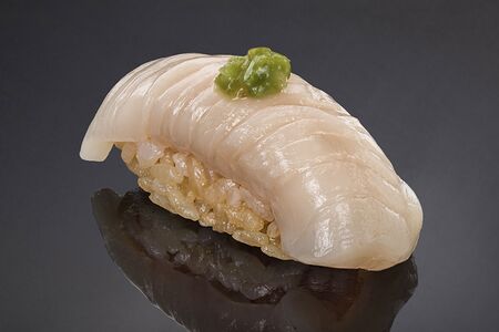 Морской гребешок с маринованным стеблем васаби