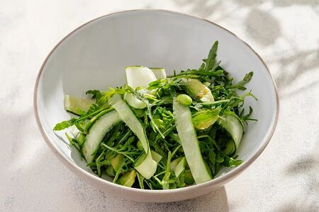 Зеленый салат с авокадо