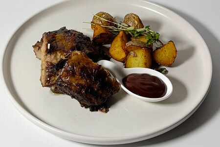 Ребра свиные с деревенским картофелем