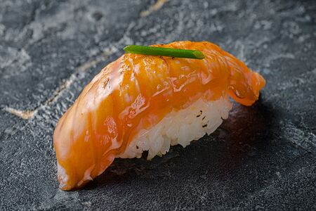Суши Опаленный Лосось