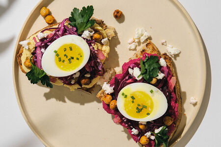 Тост с хумусом и фетой