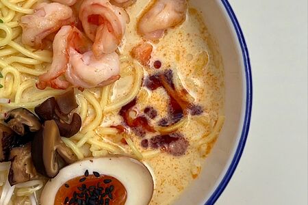 Кокосовый рамен с креветками