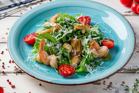 Салат с креветками и артишоками