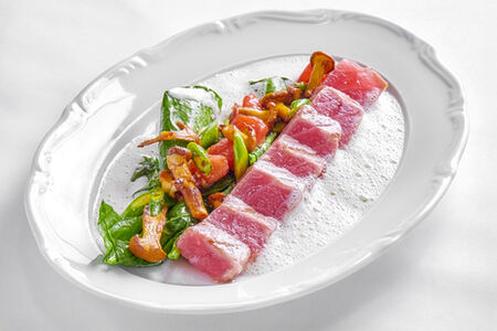 Тальята из тунца со спаржей и лисичками