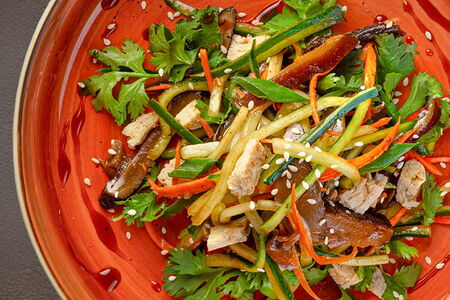 Салат с омлетом Тамаго и шиитаке