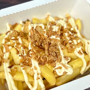 Картофель фри с чесночным соусом и жареным луком