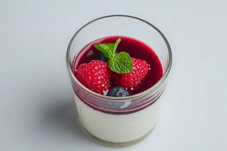 Панна-котта с лесными ягодами