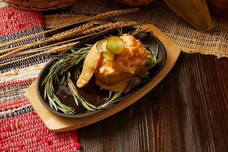 Запеченный картофель с семгой и сыром блю чиз
