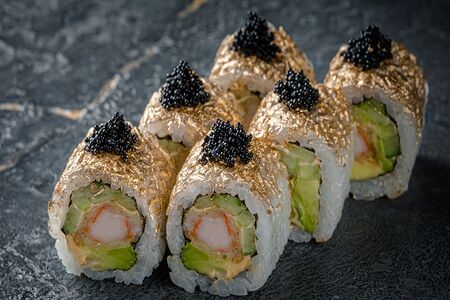 Ролл с креветкой в золоте