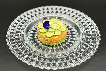 Тартар из лосося с авокадо и огурцом