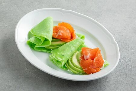 Тонкие кабачковые блины с форелью