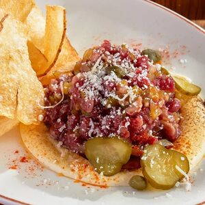 Тартар из говядины с трюфельным соусом