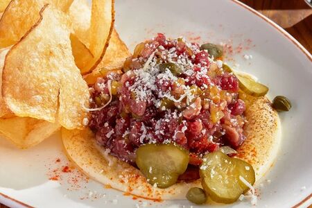 Тартар из говядины с трюфельным соусом