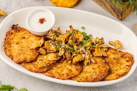 Драники с лисичками и копченой сметаной