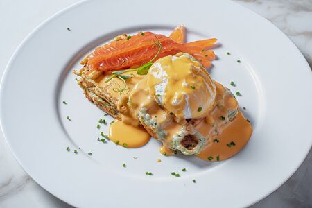 Вафли из цукини с лососем и яйцом пашот