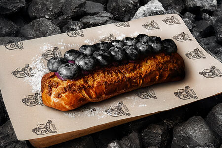 Эклер с голубикой 