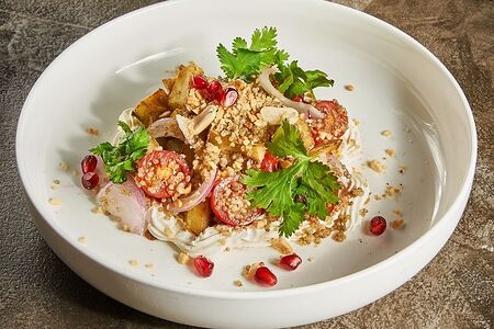 Салат из баклажанов и томатов с киноа и сырным муссом