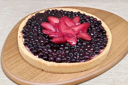 Кростата со смородиной и клубникой