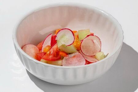 Свежие овощи с оливковым маслом