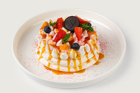 Павлова с ягодами