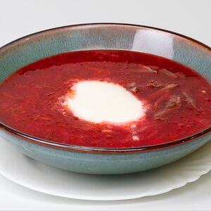 Борщ с говядиной и сметаной