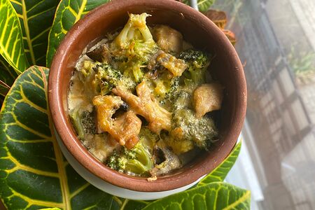 Горшочек с курицей и брокколи