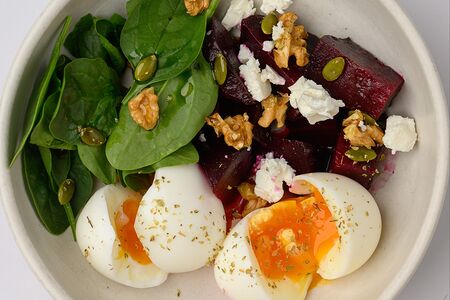 Яйца всмятку с печеной свеклой и брынзой