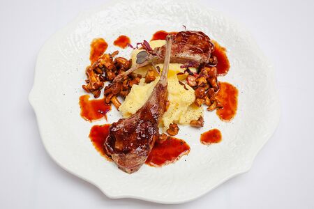 Каре Уругвайского ягненка с картофелем и лисичками 