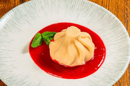 Хинкали с начинкой из сырного мусса и груши