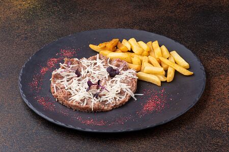 Тартар из мраморной говядины с трюфельным соусом 