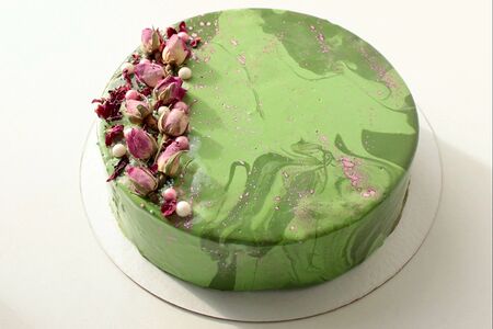 Муссовый торт Зелёные узоры с чайной розой Манго-миндаль-маракуйя