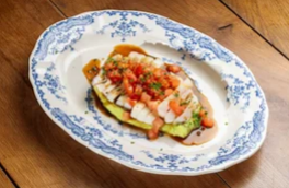 Кальмар на гриле с кремом из авокадо