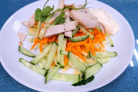 Салат с обжаренным куриным филе