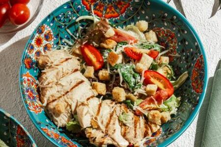 Салат Цезарь с цыпленком из печи