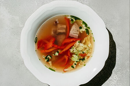 Бульон с рубленой говядиной и перцем рамиро