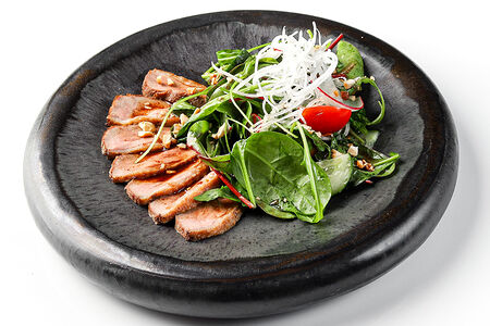 Салат с уткой в пекинском стиле