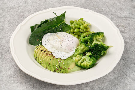 Зеленый боул с авокадо и яйцом пашот