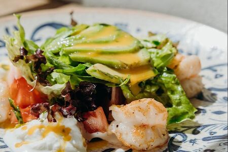 Салат с креветками и авокадо