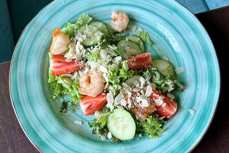 Салат с креветкой и клубникой