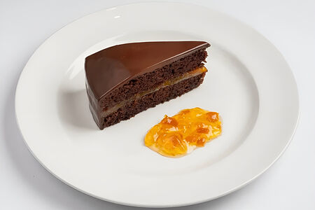 Шоколадный торт и конфитюр из абрикоса