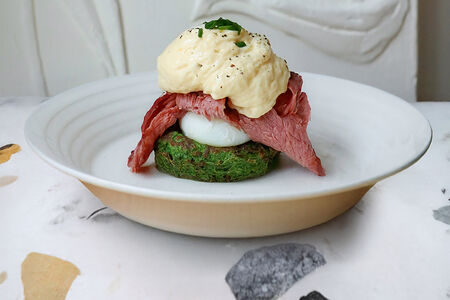 Яйцо бенедикт, пастрами, зелёные оладьи