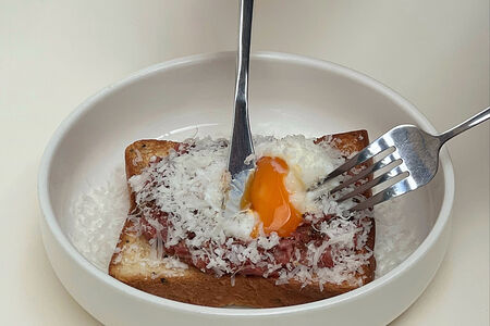 Тартар из говядины с хлебом Хоккайдо, яйцом пашот и пармезаном